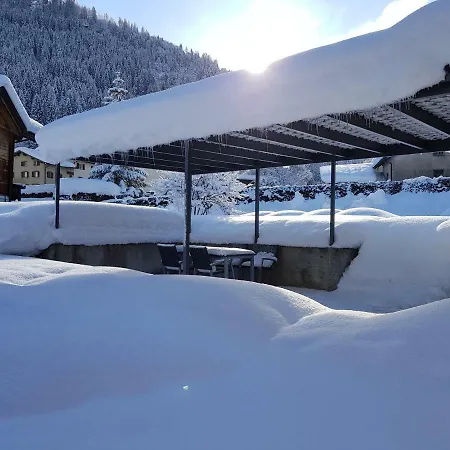 Carrera - Mit Traumgarten アパート Valendas