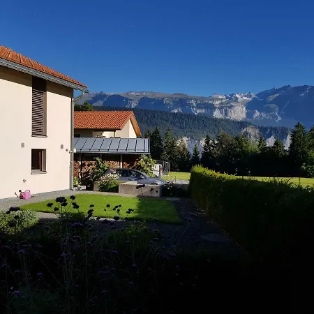 Carrera - Mit Traumgarten Appartement Valendas